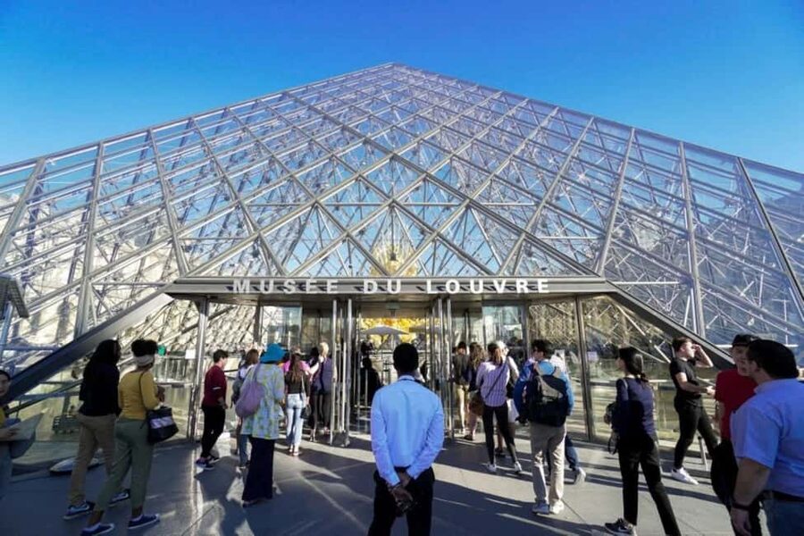 Paris: Louvre Museum Hosted Entry and Mona Lisa Audioguide - Mona Lisa Right Away: Why the First Hour Counts