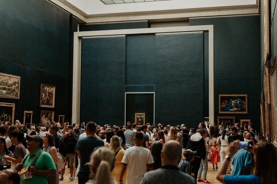 Paris: Louvre Museum Ticket and Mona Lisa Access with Host - Using the digital audio guide: your phone becomes the tour guide