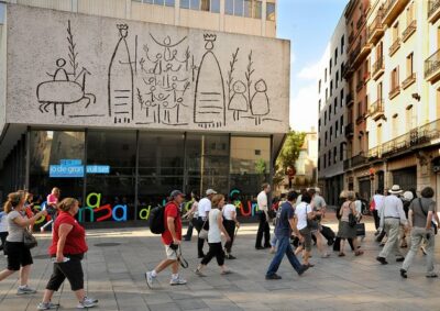 Picasso Small Group Walking Tour with Museum Skip the Line Ticket - Meeting at Plaça de Catalunya and the timing reality of a 2-hour tour
