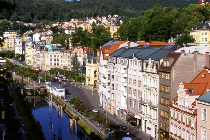 Prague: Karlovy Vary Tour with Lunch and Moser Museum Visit - Lunch in Karlovy Vary: what’s included and how to make the hour count