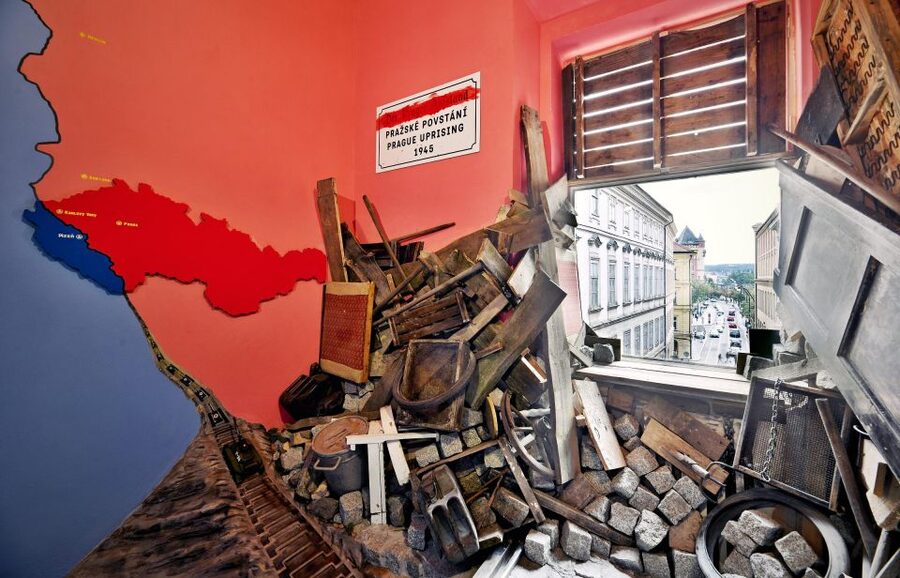 Prague: Story of Prague Immersive Museum Experience - Practical tips: crowds, route order, and phone battery