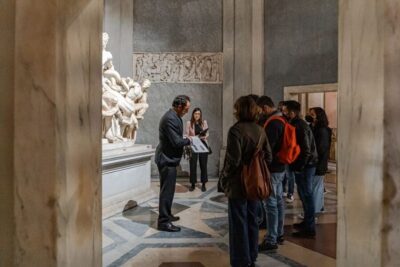 Rome: Turning the Lights on at the Vatican Museums - Meeting at the Vatican Museums: who guides you
