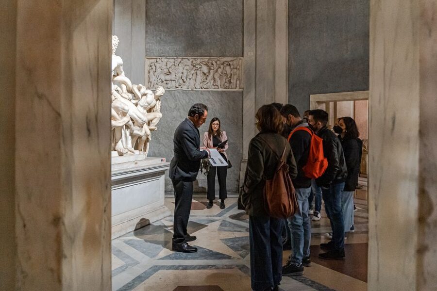 Rome: Turning the Lights on at the Vatican Museums - Meeting at the Vatican Museums: who guides you