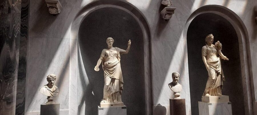 Skip-the-Line Tickets: Vatican Museum and Sistine Chapel - Arriving at Caffè Vaticano: the meeting point that keeps you sane