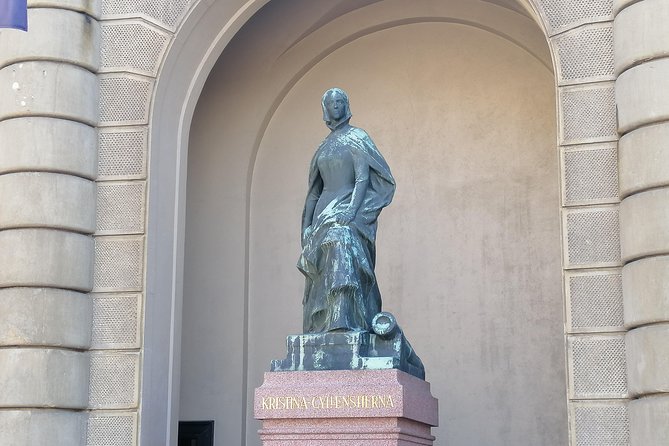 Stockholm Old Town and the Vasa Museum, a Small Group Walking Tour. - The small statue stop that signals Stockholm’s humor