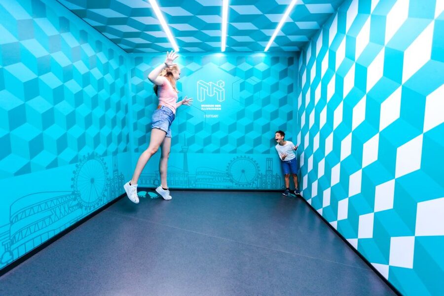 Stuttgart: Museum of Illusions Entry Ticket - Head on the Platter and Mirror Photos: Getting the Funny Ones Right