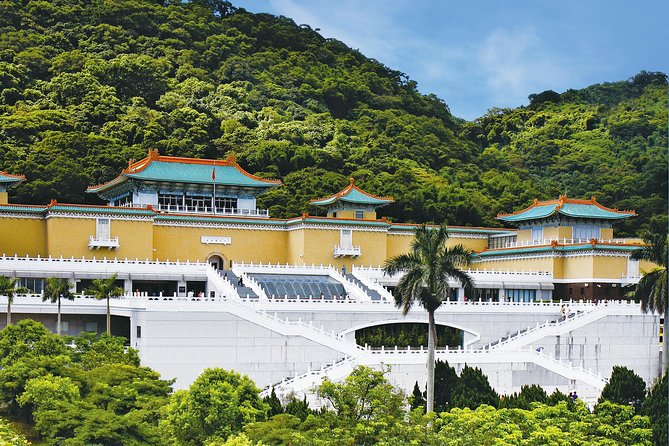 Taipei City Morning Tour with National Palace Museum entry - Chiang Kai-shek Memorial Hall guard ceremony: 89 steps and photo angles