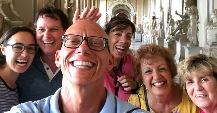 Vatican Museums: Sistine Chapel and St. Peter's Tour - Where the tour starts: Giuly’s Café and the Eyes of Rome sign
