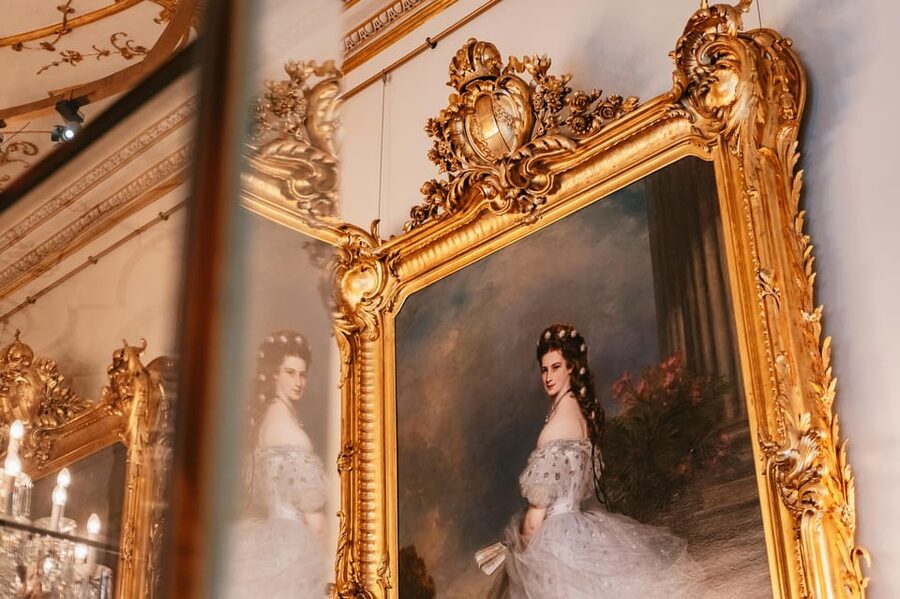 Vienna: Hofburg and Empress Sisi Museum Guided Tour - Start at Albertina Platz, then walk into Hofburg mode
