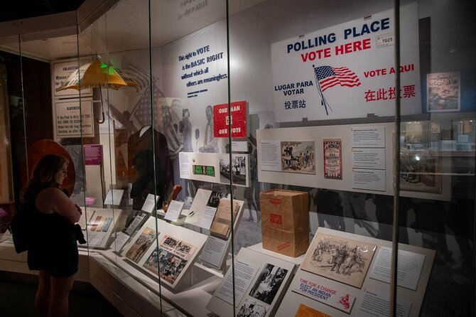 VIP National Archives Skip-The-Line Guided Tour 6 ppl Max - Enter Fast: Meeting at Unscripted and Getting Oriented