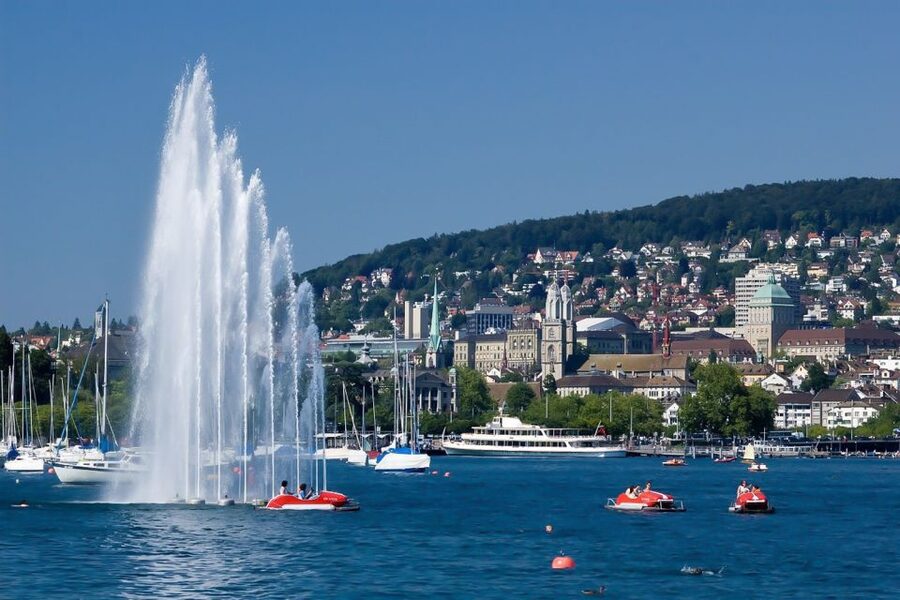Zurich: Sightseeing Bus Tour with Optional FIFA Museum - Churches and Architecture: St. Peter’s and Fraumünster in Context
